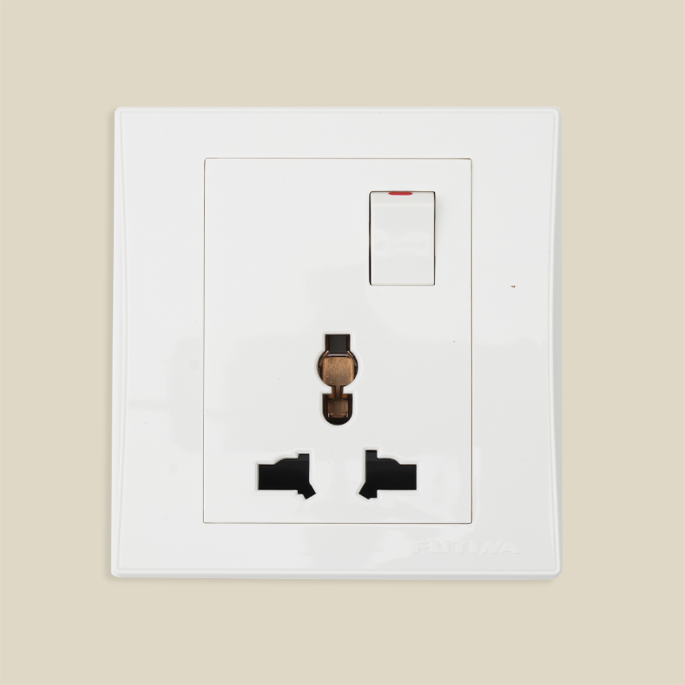 فوتينا مقبس حائط ثلاثي 13 أمبير مع مفتاح لتشغيل - أبيض