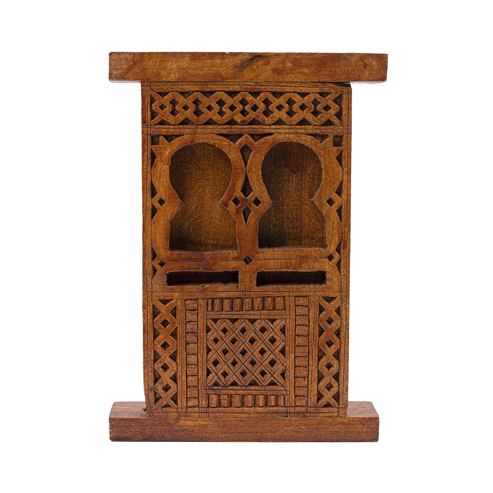 مجسم خشبي تراثي لشبام حضرموت بنقشات محفورة على شكل روشن