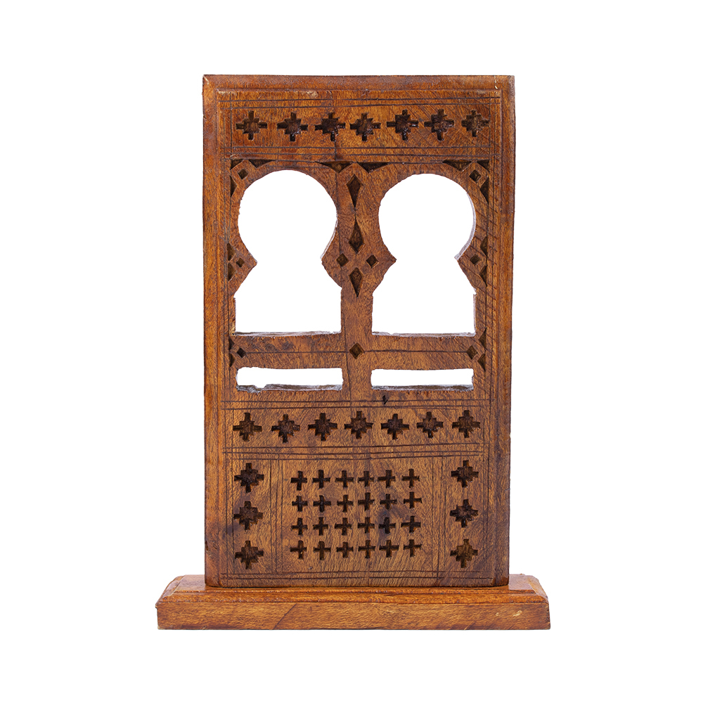 مجسم خشبي تراثي لشبام حضرموت بنقشات محفورة على شكل روشن