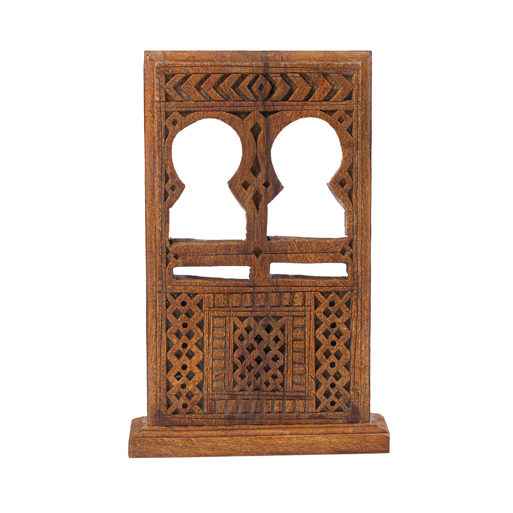 مجسم خشبي تراثي لشبام حضرموت بنقشات محفورة على شكل روشن