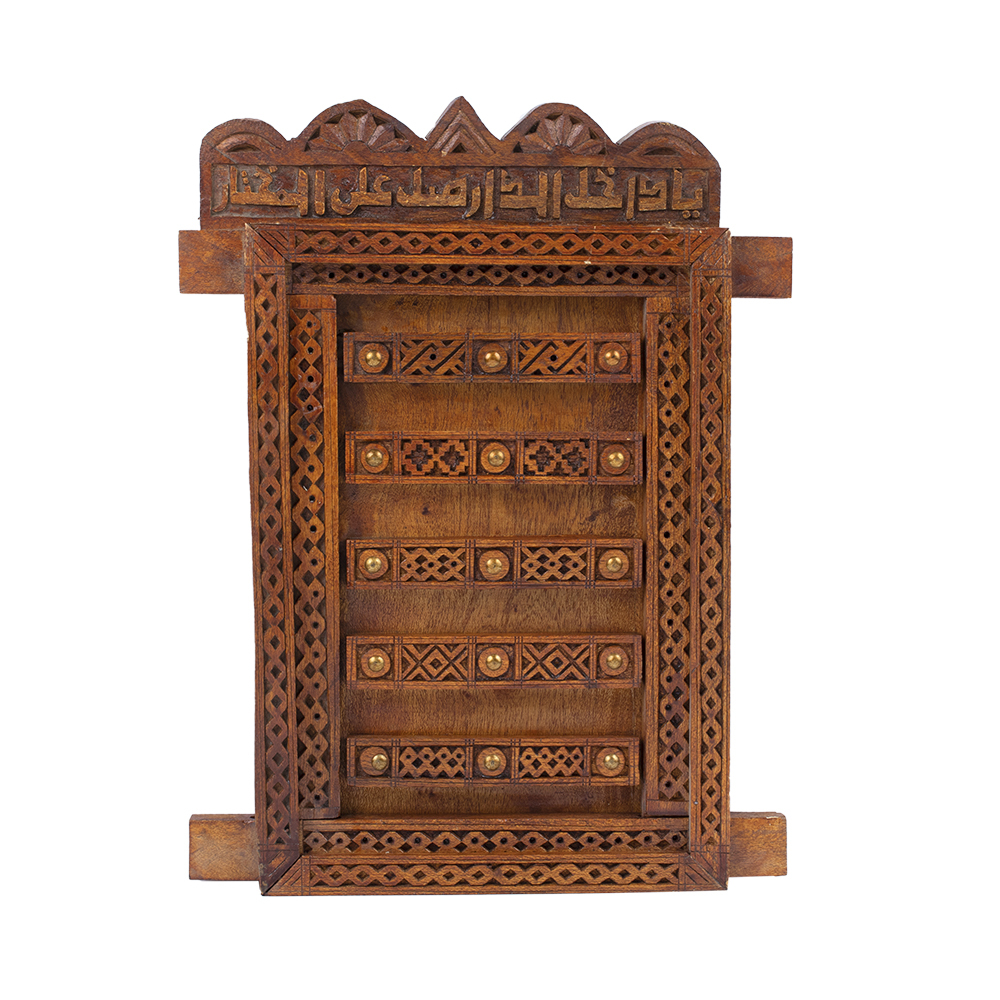 مجسم خشبي تراثي لشبام حضرموت بنقشات محفورة على شكل باب